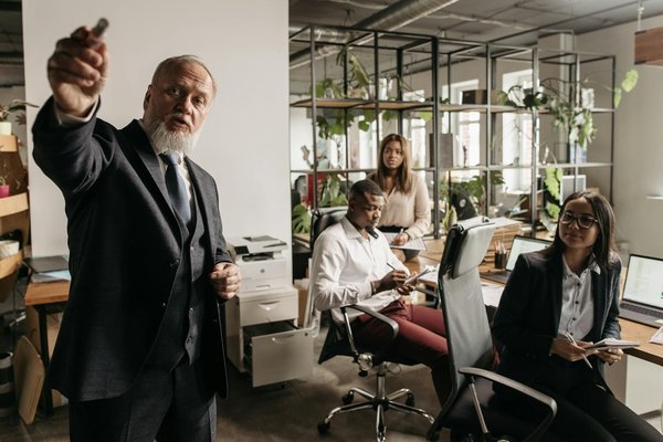 Quels sont les défis de la mise en place d'une stratégie de marketing d'influence pour une entreprise de produits cosmétiques?